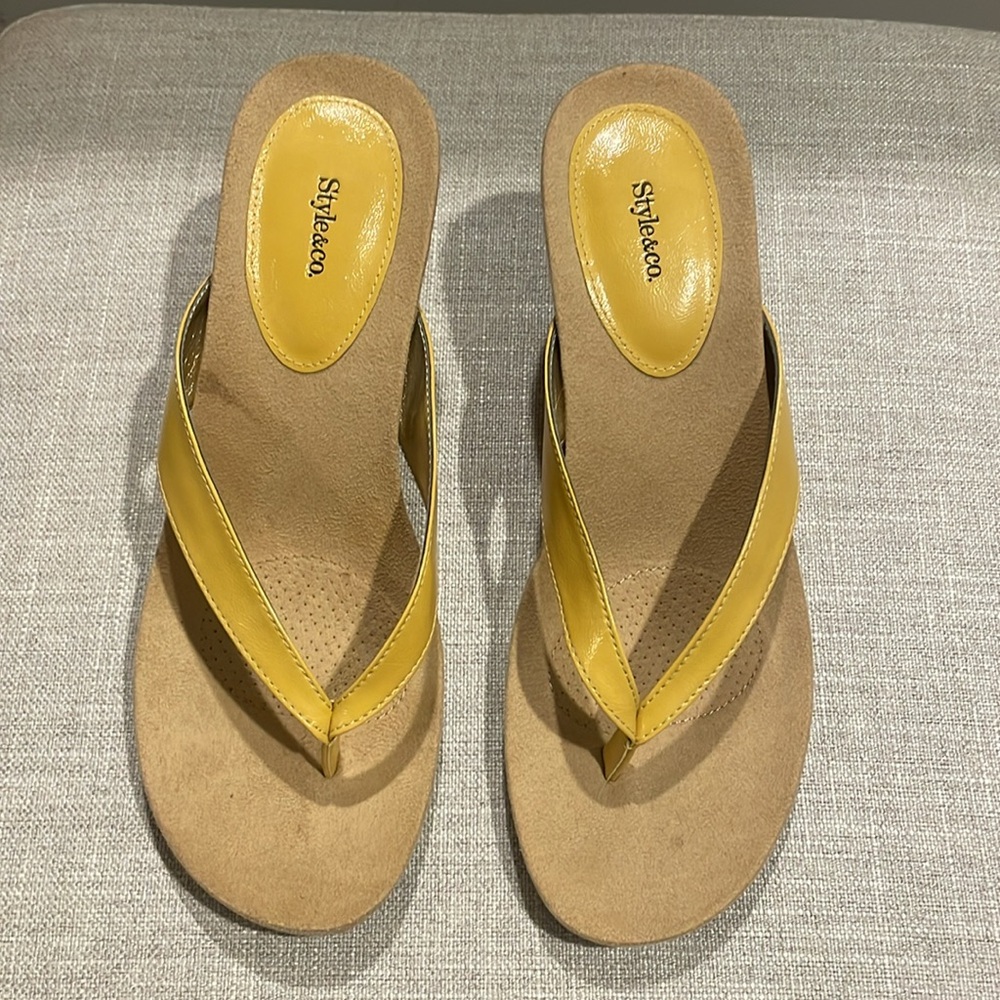 NWOT ✨ Yellow Thong Wedge Sandals, Pastel Rainbow wicker heel outline. - Picture 2 of 7